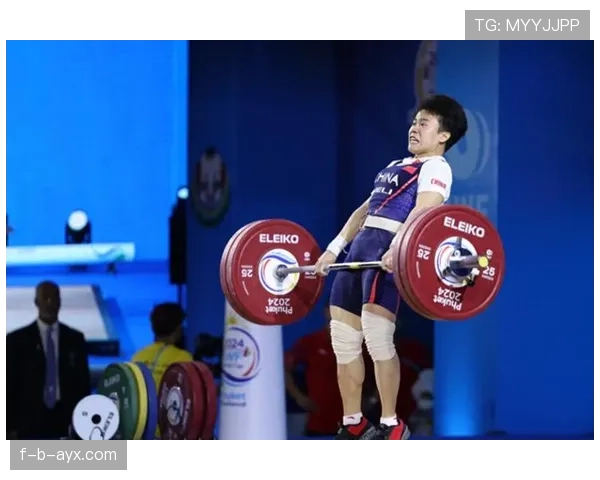 侯志慧训练完随手啃鸡腿的样子，真不像举重冠军该有的自律？